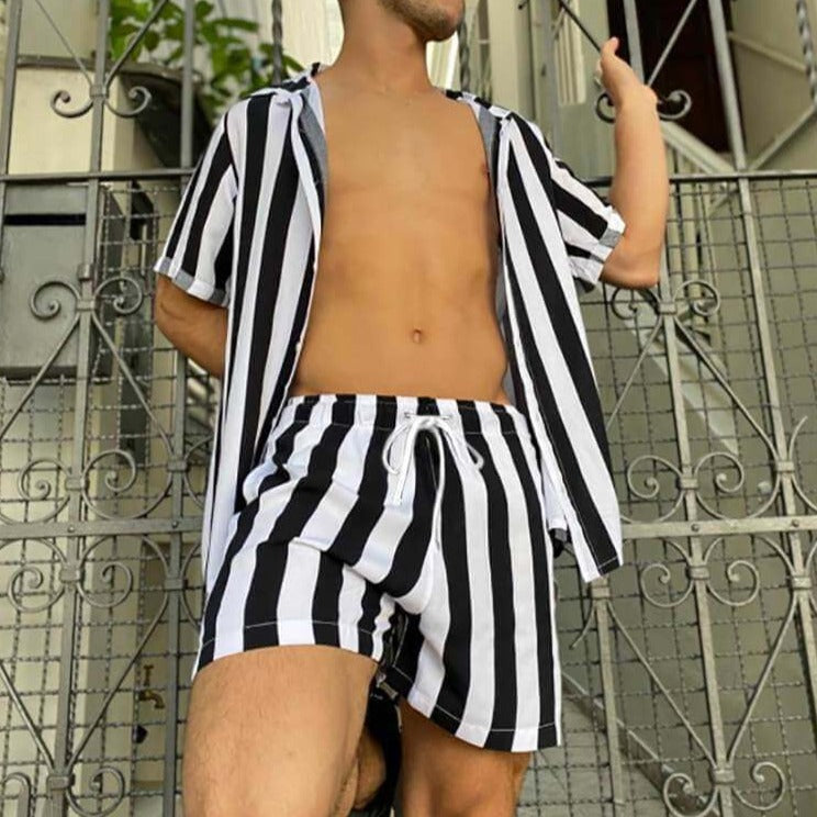 Komfortabel shorts fra menns stripete sommersett. Perfekt for varme dager, strand og fritid.