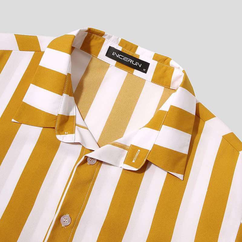 Mann går i elegant stripete sommersett, demonstrerer bevegelsesfrihet og lett design.
