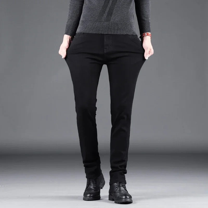 Menns elegante svarte slim jeans for hverdagsbruk. Komfortabel og moderne herremote.