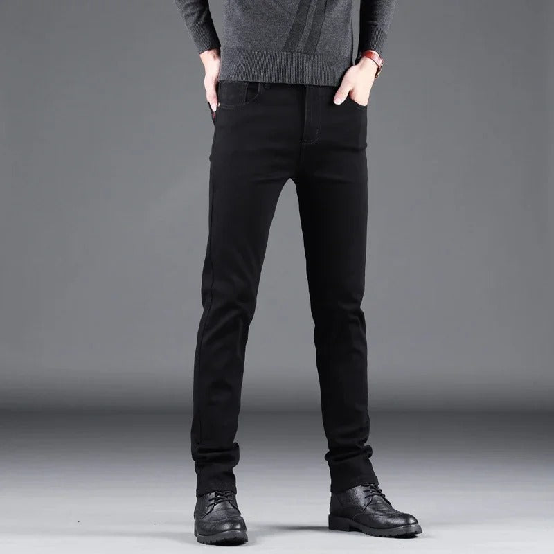 Svarte slim jeans for menn, vist i bevegelse. Fleksibel og komfortabel fritidsbukse.