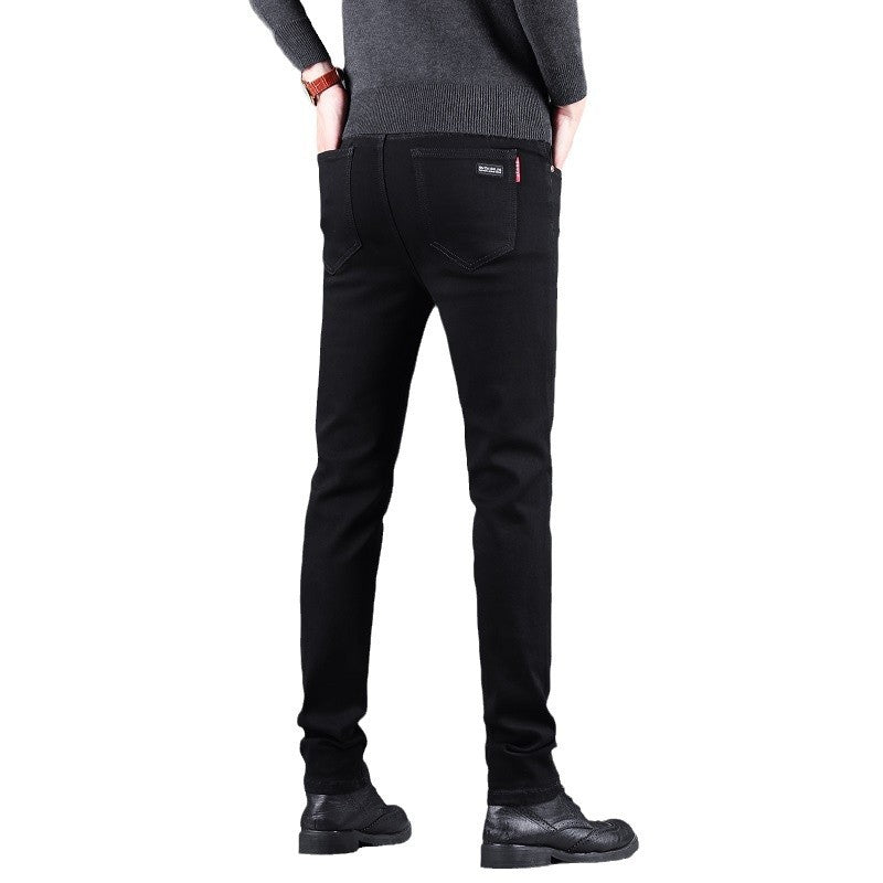 Bakside av klassiske svarte slim jeans. Med tidløst design og praktiske lommer.