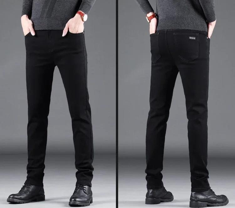 Brettede svarte slim jeans. Klare for levering, perfekt for menns moderne stil.