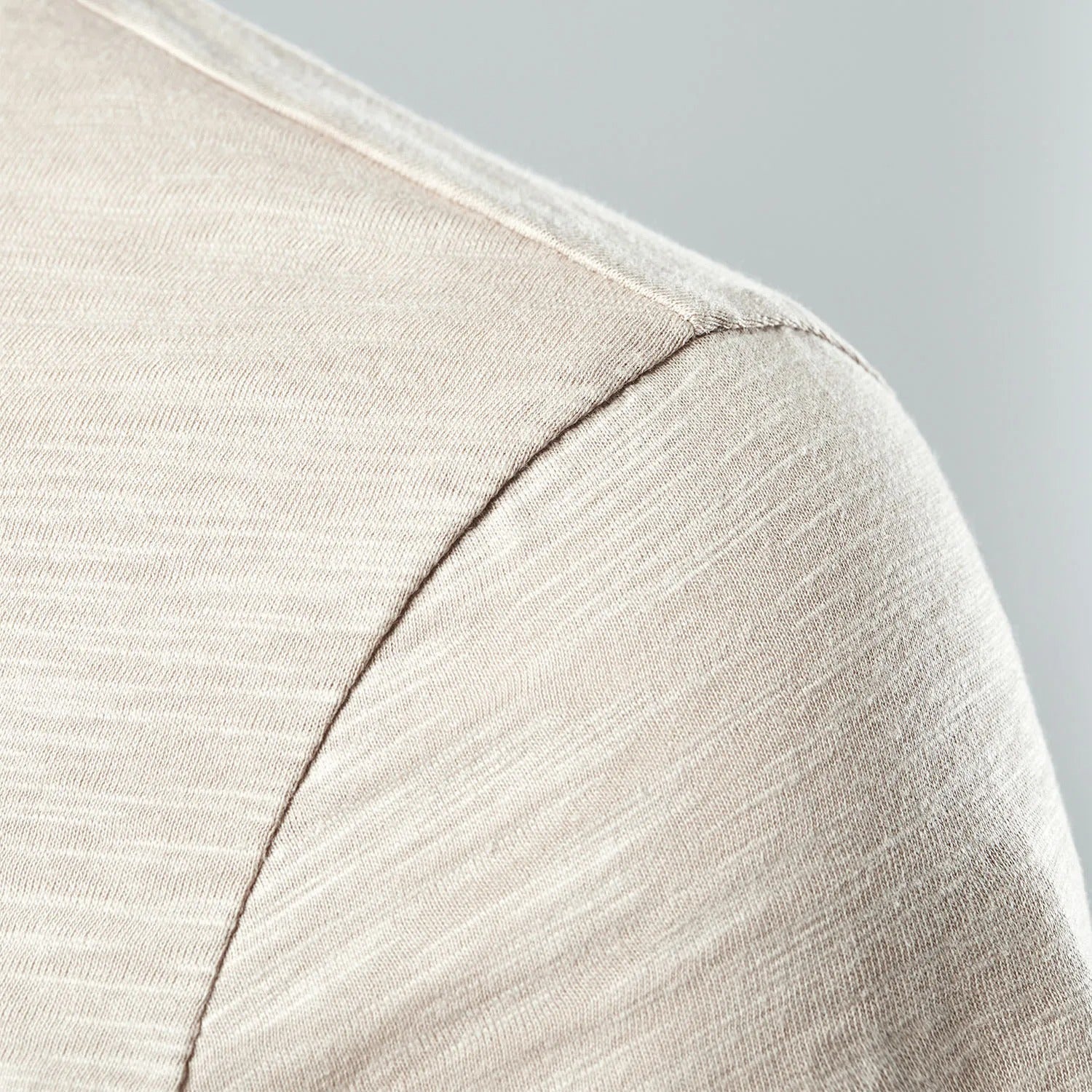 Herre Henley t-skjorte i pustende materiale med korte ermer. Ideell for varme sommerdager.