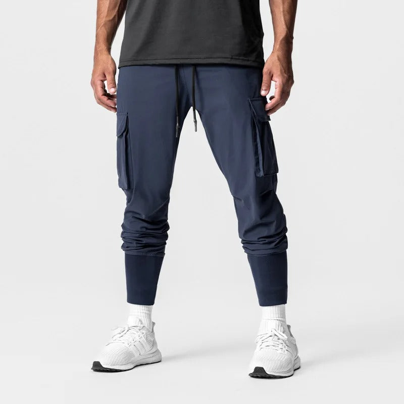 Komfortabel midje på menns joggebukse, med justerbar snøring for optimal passform under aktivitet.