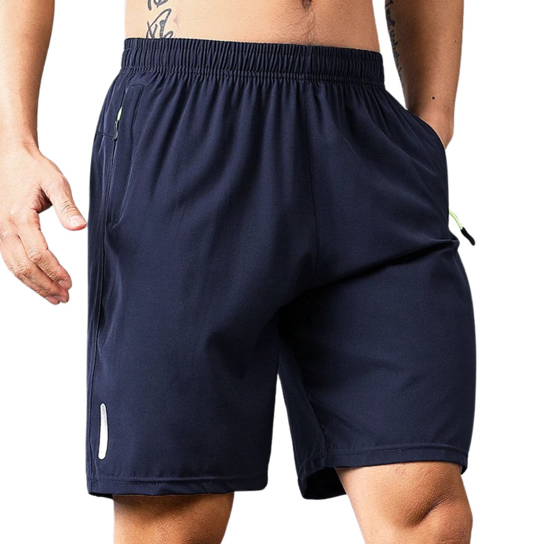 Mann i grå hurtigtørkende treningsshorts under trening; optimal ytelse og komfort.