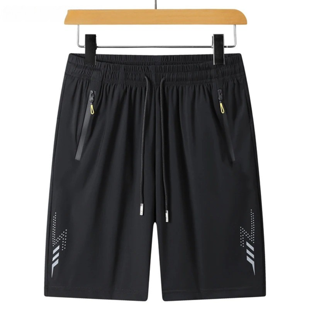 Nærbilde: Detaljer av hurtigtørkende stoff på menns treningsshorts; pustende sportsklær for løping.