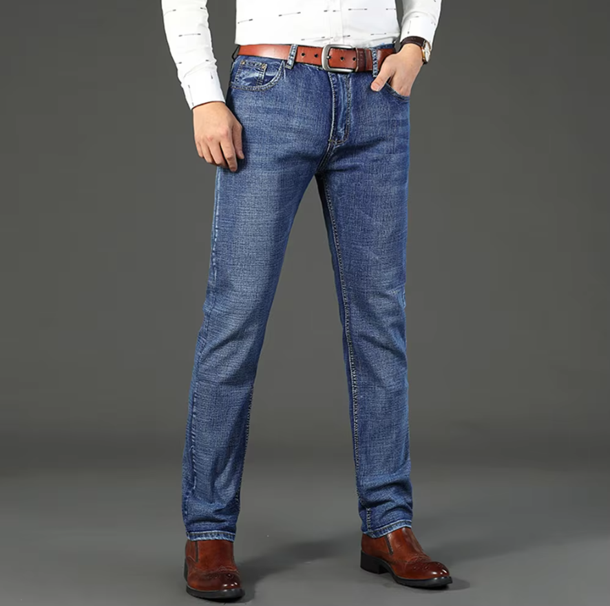 Menns jeans i klassisk rett passform, komfortable hverdagsbukser i tidløs denim.