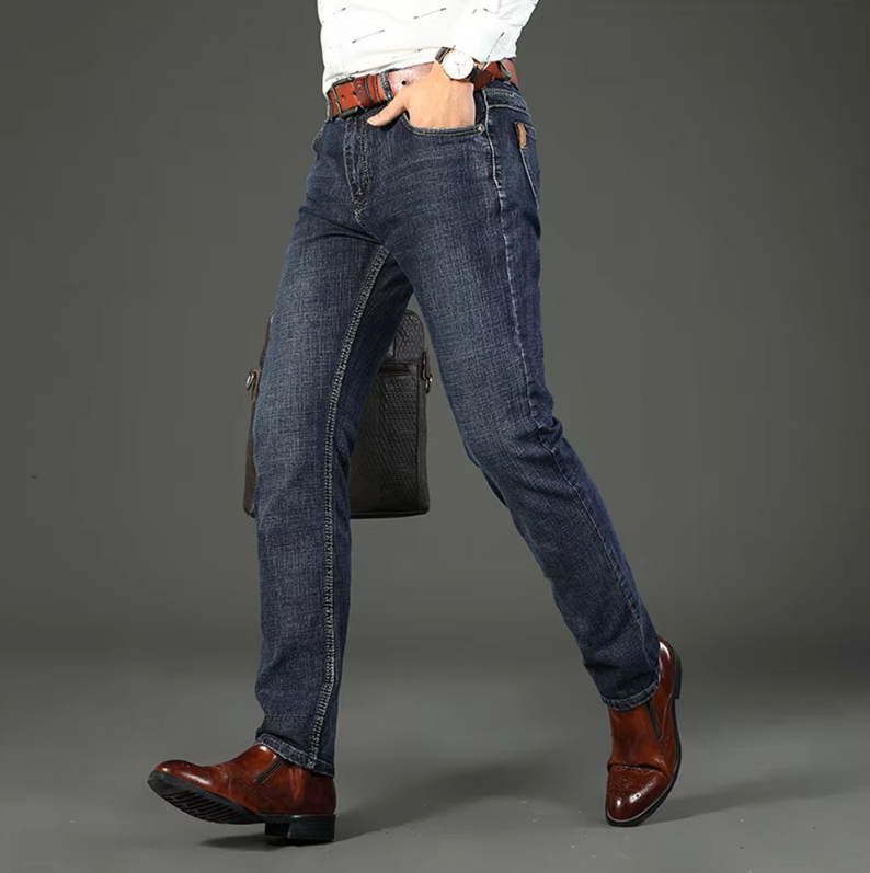 Stilige menns rett-passform jeans i klassisk denim for en tidløs og komfortabel look.