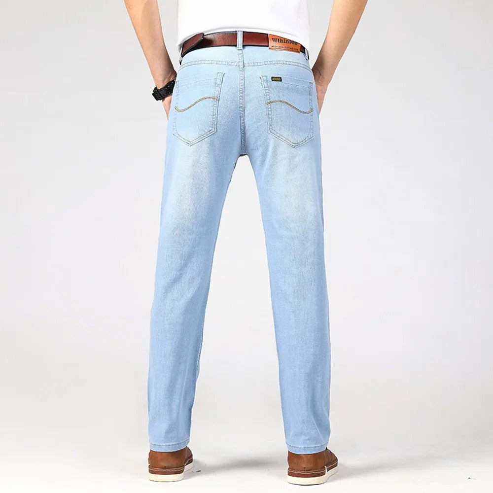 Blå menns denimjeans med klassisk rett passform, perfekt for en komfortabel hverdagslook.