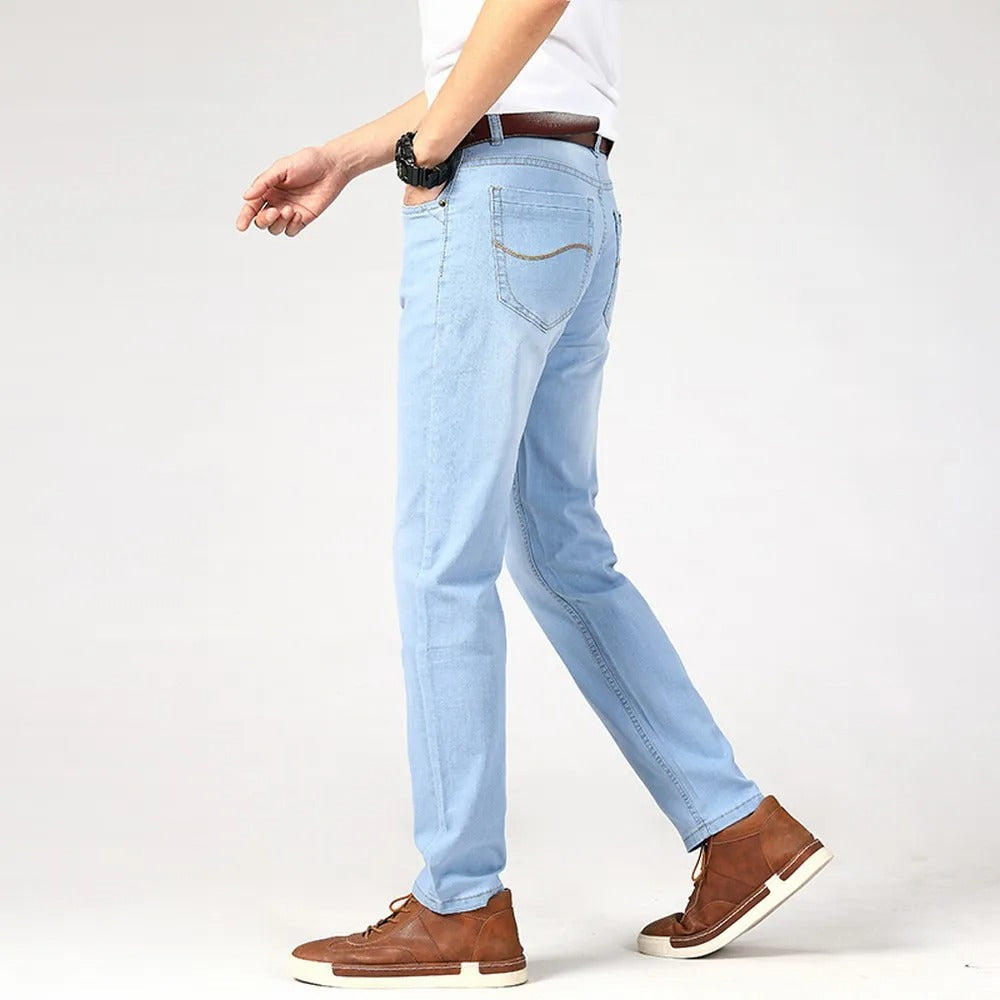 Menns klassiske denimjeans, med rett passform for stilige og komfortable fritidsbukser.