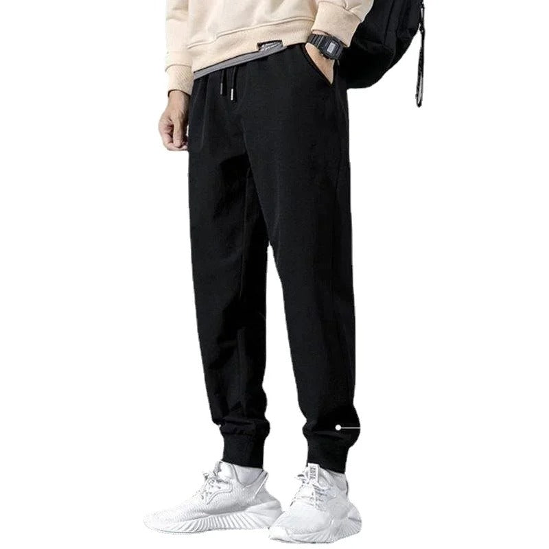 Aktiv herre joggebukse, designet for komfort og bevegelsesfrihet. Varme med glidelåslommer.
