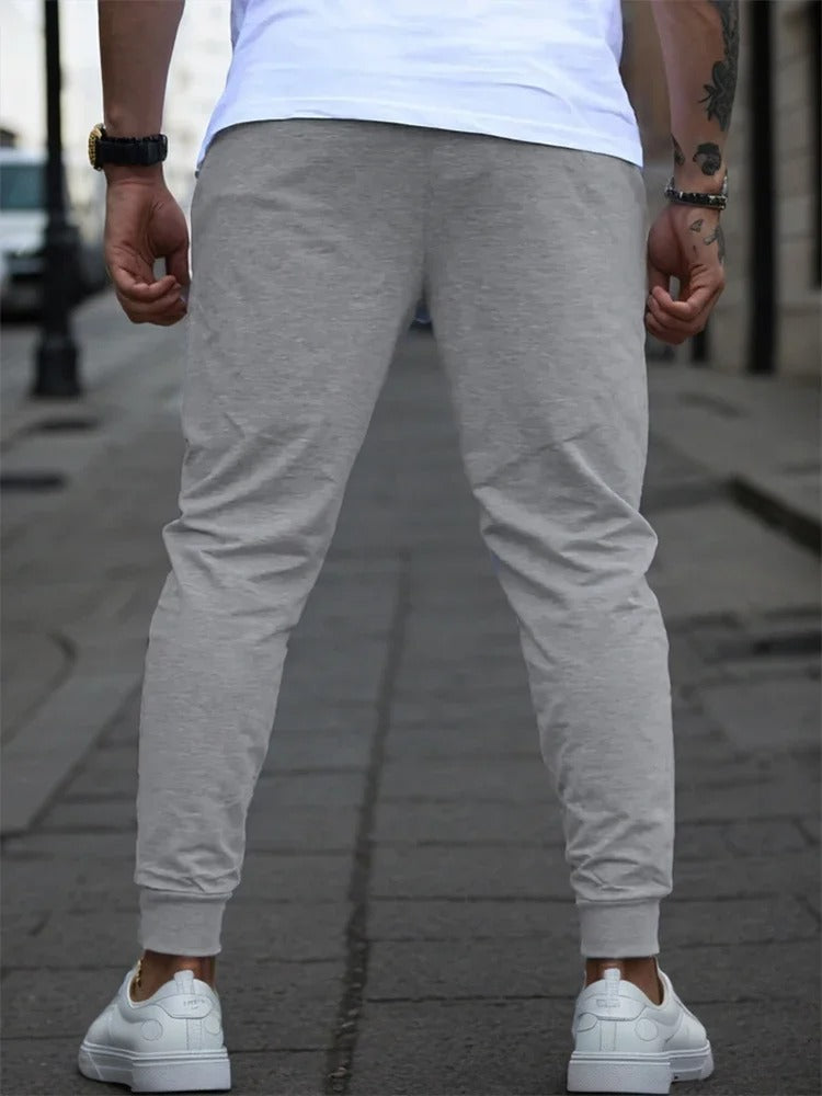 Moderne joggebukser for menn, sporty design for trening og fritid.