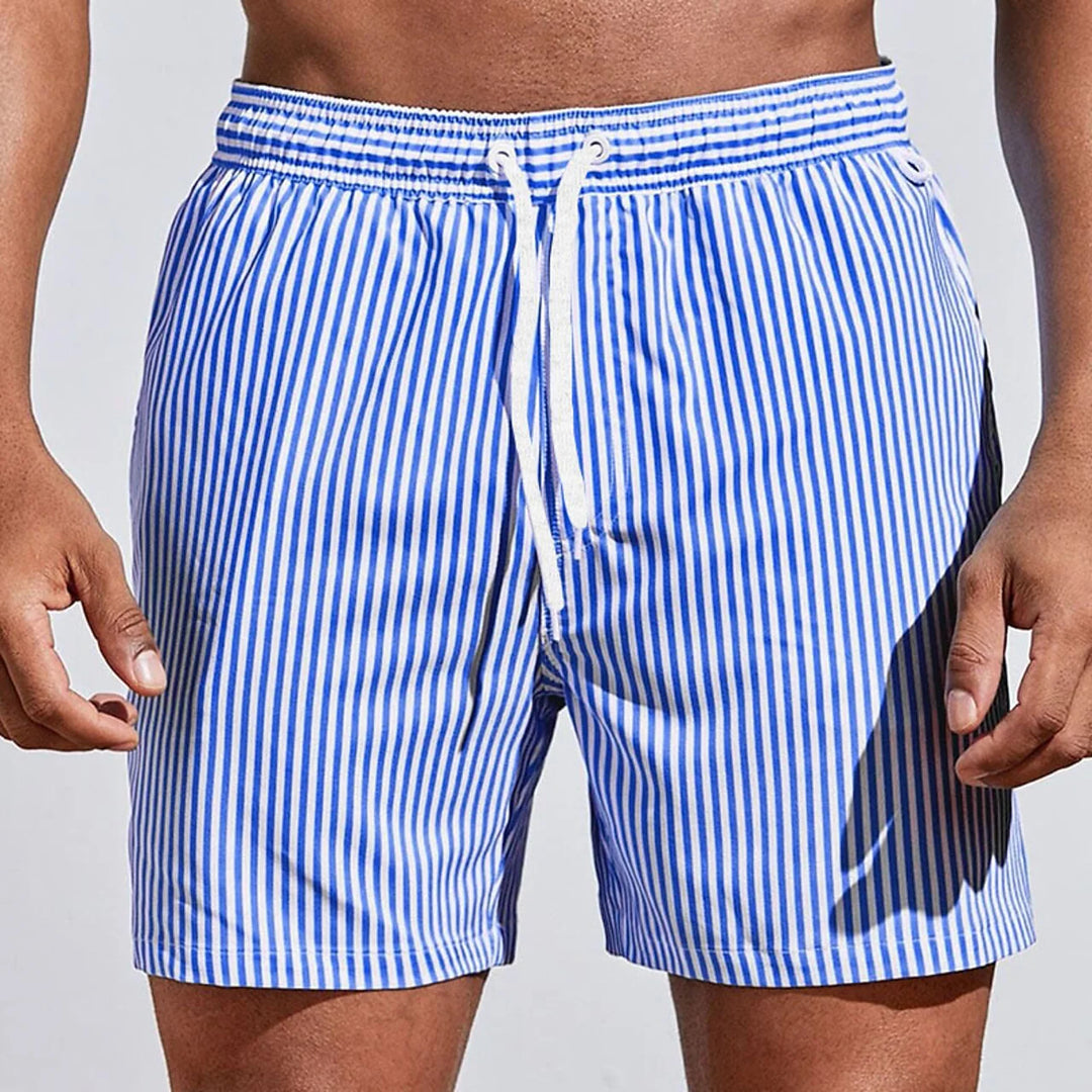 Menn i avslappet sommershorts, klar for strand og fritid. Pustende og komfortabel herreshorts.