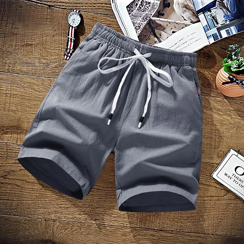 En mann iført stilige og komfortable sommershorts. Perfekt for strand og avslappede sommerdager. Casual look.