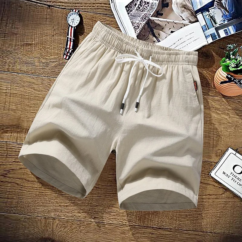 Nærbilde av menns komfortable strandshorts i pustende stoff. Ideell fritidsshorts med casual passform for sommerbruk.