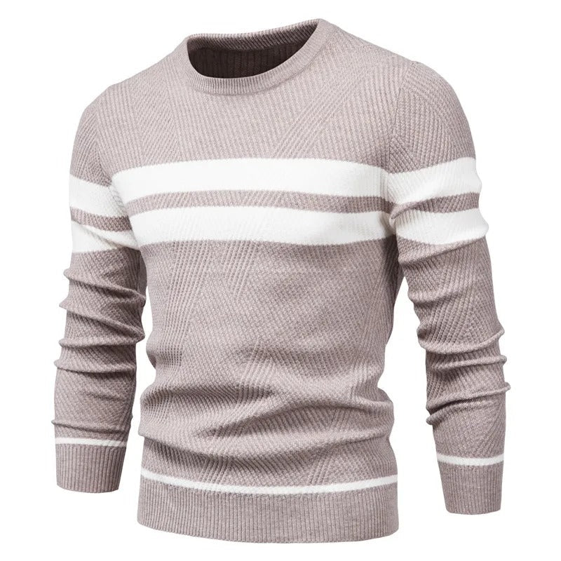 Klassisk menns genser med en moderne vri: langermet patchwork design og rund hals.