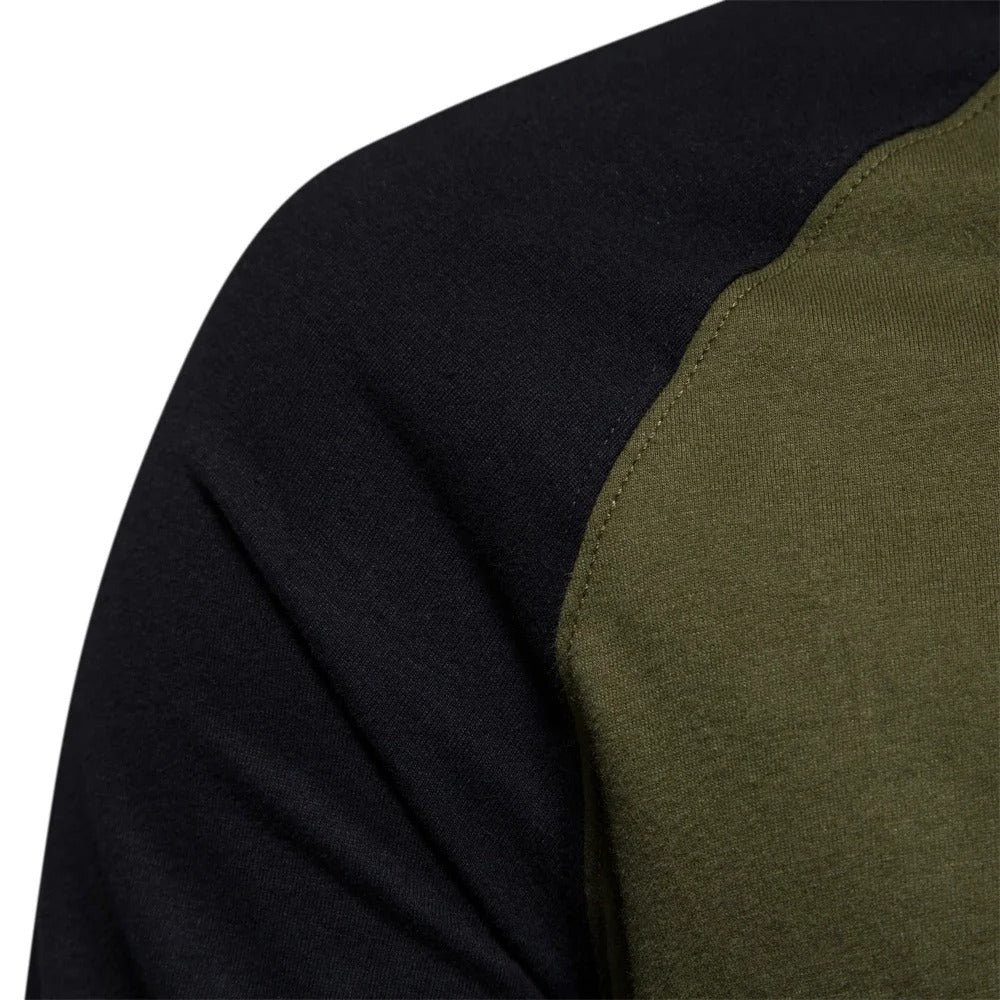 Patchwork t-skjorte for menn, langermet, gir komfort og et moderne moteuttrykk.
