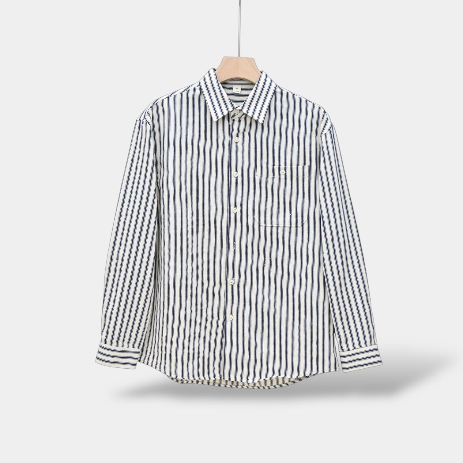 Herre i stripete langermet skjorte, kombinert for en fresh vår-/sommerlook. Perfekt hverdagsstil.
