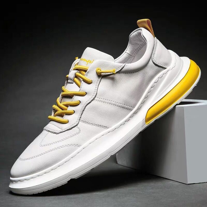 Løpesko for menn, lett design med fokus på komfort og ytelse. Ideell for joggeturer og sport.