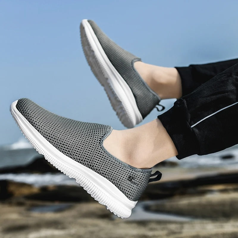 Detaljbilde av menns pustende slip-on joggesko; lett stoff gir maksimal lufting.