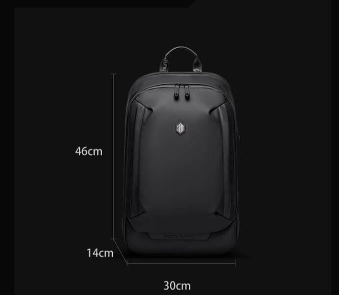 Mann bærer stilren pendler ryggsekk for menn i bymiljø, optimal for laptop og daglig organisering.