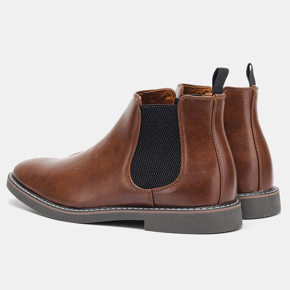 Menns brune Chelsea-støvler, retro design. Sideprofil av ankelstøvler med elastiske paneler.