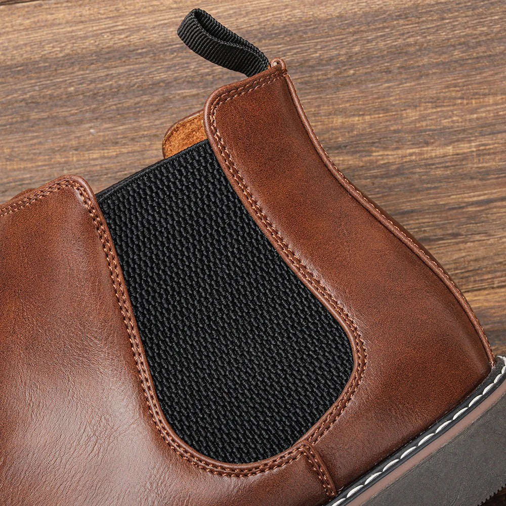 Komfortable slip-on Chelsea-støvler i brunt for menn. Enkel å ta på, retro stil, daglig bruk.