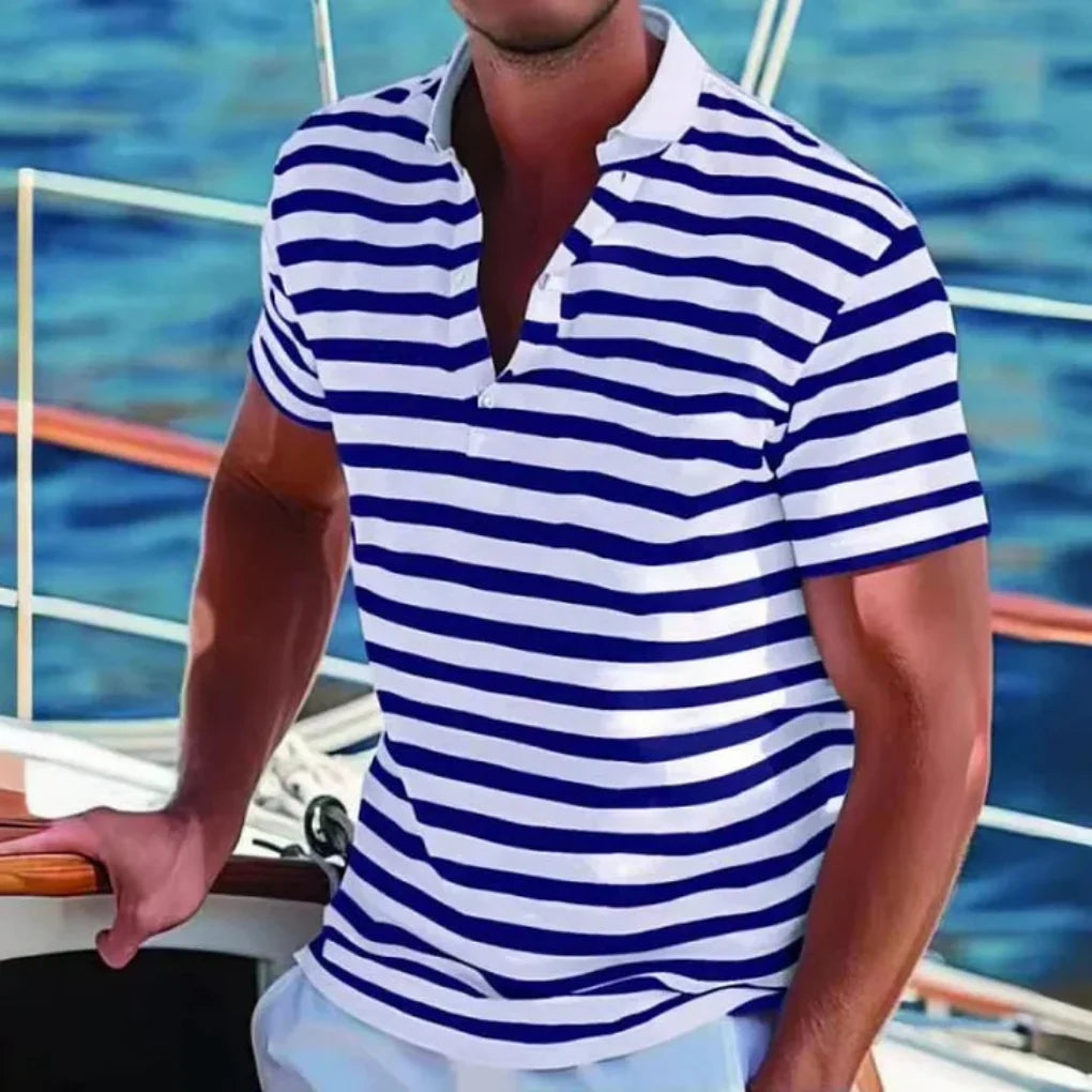 Stripete menns poloskjorte i retrostil, egnet for casual antrekk og sommerklær. Allsidig herre fritidsplagg.