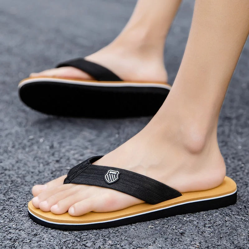 Solide menns sklisikre flip-flops for sommeraktiviteter, strandturer og basseng.