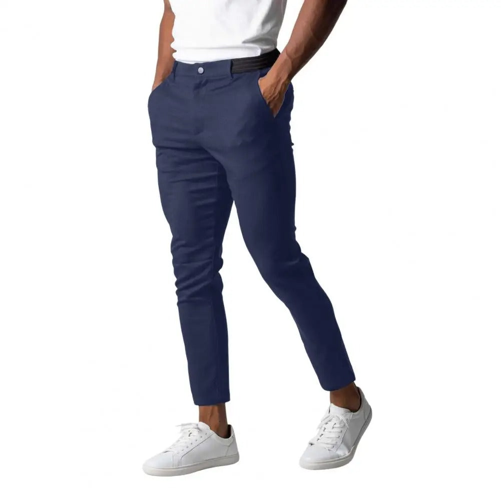 Menns slanke businessbukser i slim fit med strekklinning for optimal stil og komfort. Perfekt for kontor og formelle anledninger.