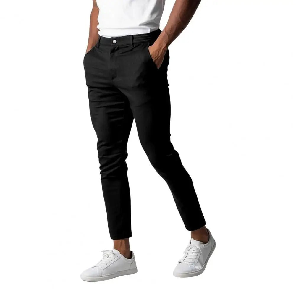 Marineblå slank businessbukse for menn med slim fit. Elegant formellbukse med strekklinning for jobb og smarte casual antrekk.