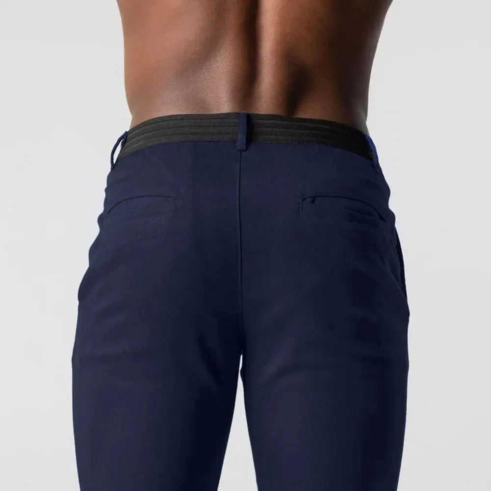 Stilren herrebukse med slank passform. Elegant businessbukse i slim fit med strekklinning for et sofistikert og komfortabelt valg.