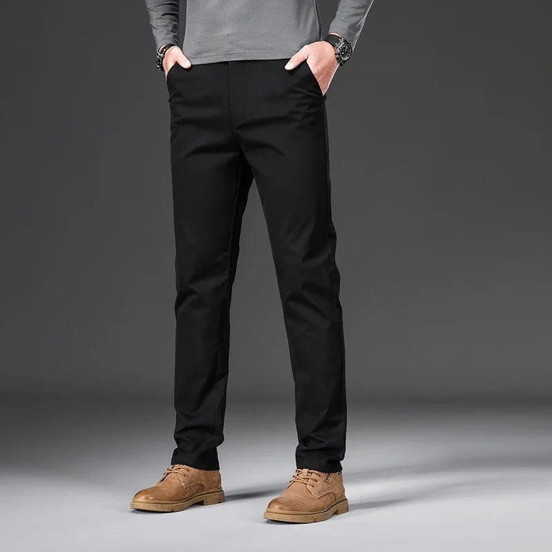 Elegant mann i slim fit bukser kombinert med skjorte, viser frem business casual herremote.
