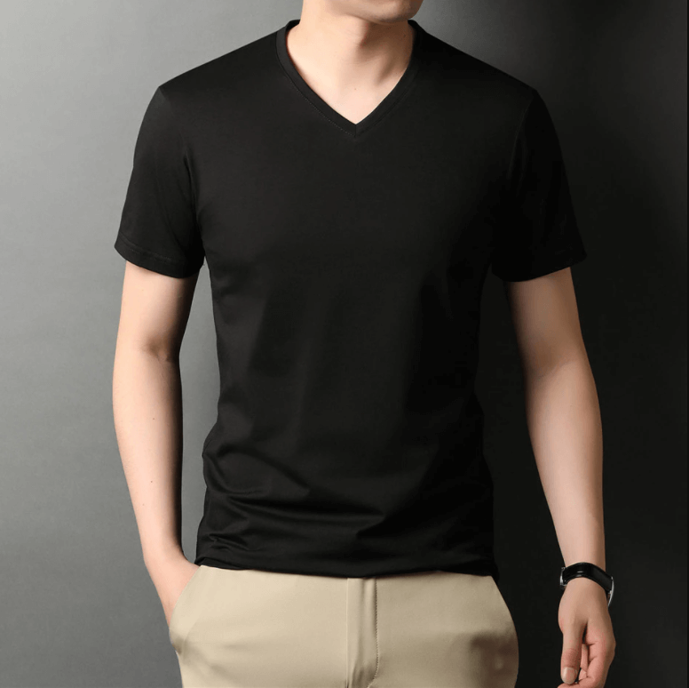 Komfortabel slim fit t-skjorte for menn med V-hals. Ideell som basisplagg i herregarderoben.