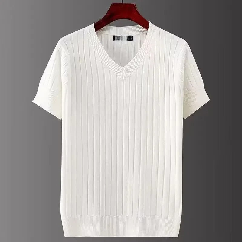 Herre t-skjorte med V-hals, slim fit og korte ermer. En essensiell del av menns hverdagsgarderobe.