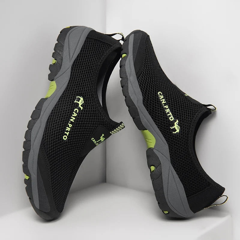 Svarte mesh slip-on herre joggesko, lettvektig for en aktiv livsstil.