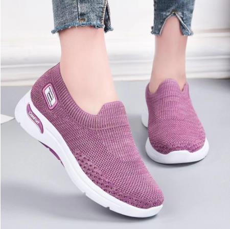 Herre slip-on joggesko i bevegelse, viser fleksibilitet og lett komfort for aktive menn.