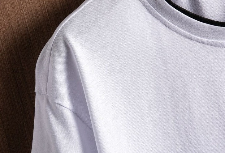 Sammenfoldet oversized t-skjorte i bomull for menn, klar til å styles for en trendy look.