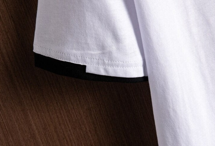 Nærbilde av rundhalsen på en oversized t-skjorte for menn, fremhever ren og komfortabel design.