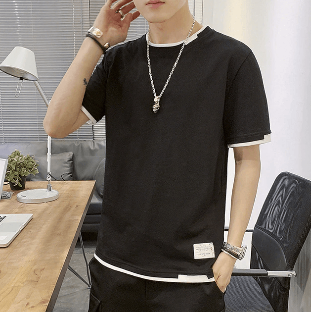 Moderne oversized t-skjorte for menn, laget av myk bomull, ideell for en avslappet og trendy stil.