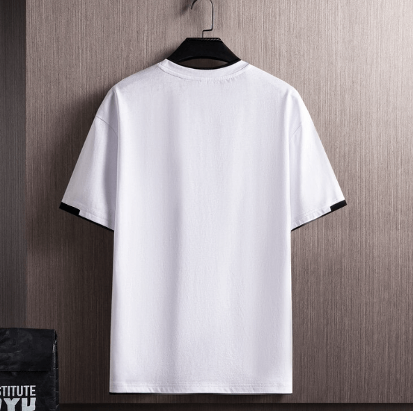 Sideprofil av en oversized t-skjorte for menn, viser dens moderne snitt og avslappede passform.