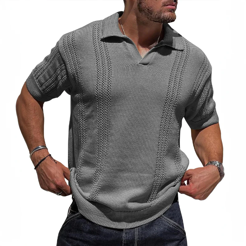 Stilren menns strikket polo skjorte med klassisk krage og korte ermer. Ideell for en kul sommerlook.
