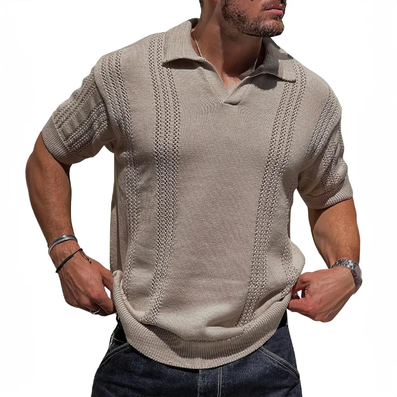 Pustende menns strikket polo for sommeren. En komfortabel og elegant kort ermet skjorte for herrer.