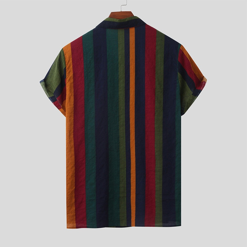 Stilig stripete herreskjorte med krage, korte ermer. Vintage inspirert hawaiiskjorte for strand og fritid.