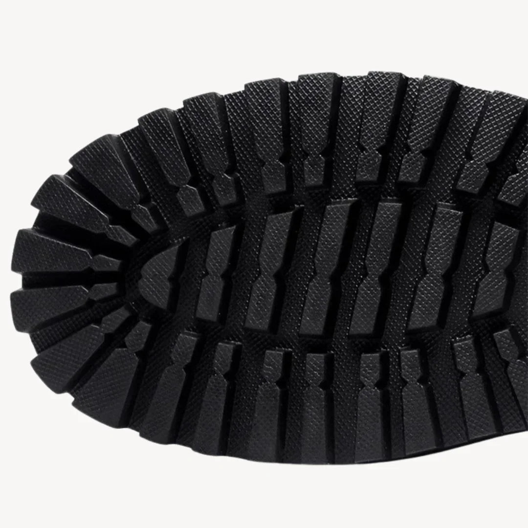 Stilige menns skinnstøvler, svarte og robuste. Sklisikre for streetwear og utebruk, med komfortabel passform.