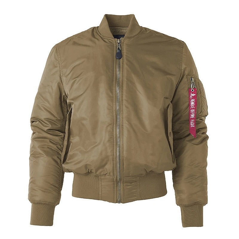 Full-lengde av menns militærstil bomberjakke. Robust design, vindavvisende og varm til vinter og fritid.