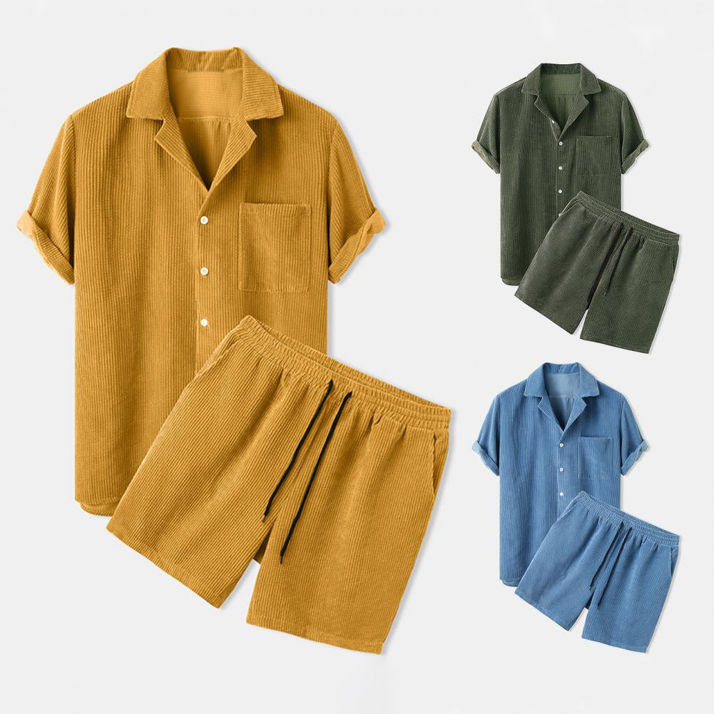 Casual herre sommersett, shorts og matchende skjorte. Stilig, avslappet og lett for sommeraktiviteter.