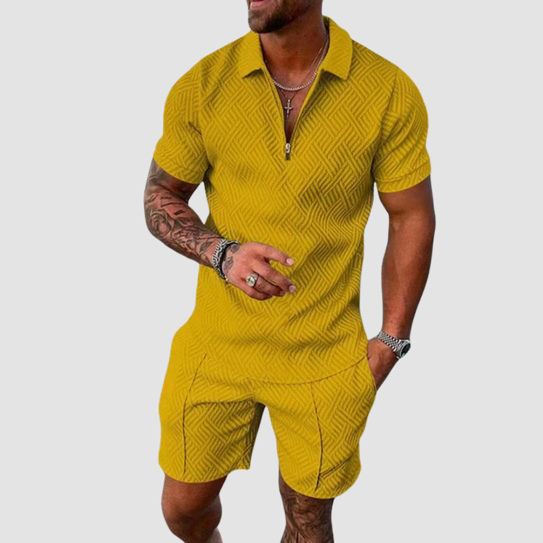 Todelt sommersett for menn med fokus på komfort og stil. Shorts og skjorte for en avslappet sommerlook.