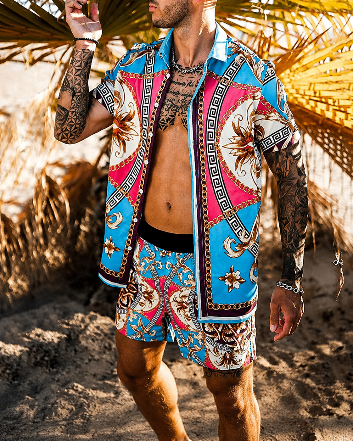Patchwork-design på menns shorts, del av komfortabelt todelt sommersett for varme dager.