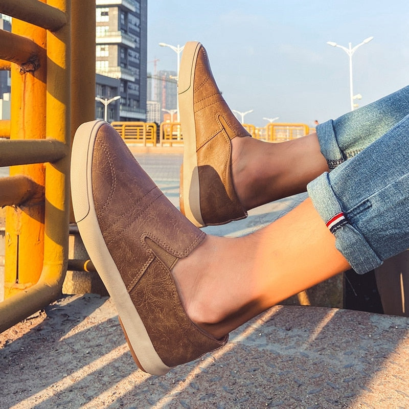 Hverdagssko for menn: komfortable og stilige slip-on loafers, ideelle for bylivet.
